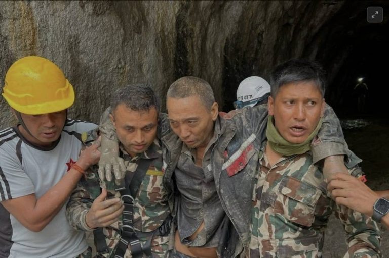 كارثة نيبال.. ارتفاع القتلى إلى 1344 وإنقاذ ناجين كارثة نيبال.. ارتفاع القتلى إلى 1344 وإنقاذ ناجين