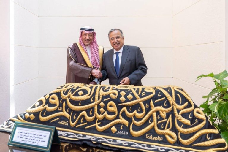 الخريجي يسلم الجامعة العربية قطعة من كسوة الكعبة الخريجي يسلم الجامعة العربية قطعة من كسوة الكعبة