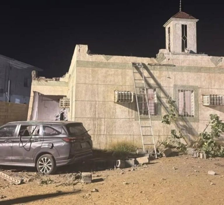 إصابة شخصين وتضرر مسجد إثر سقوط مقذوف في جازان