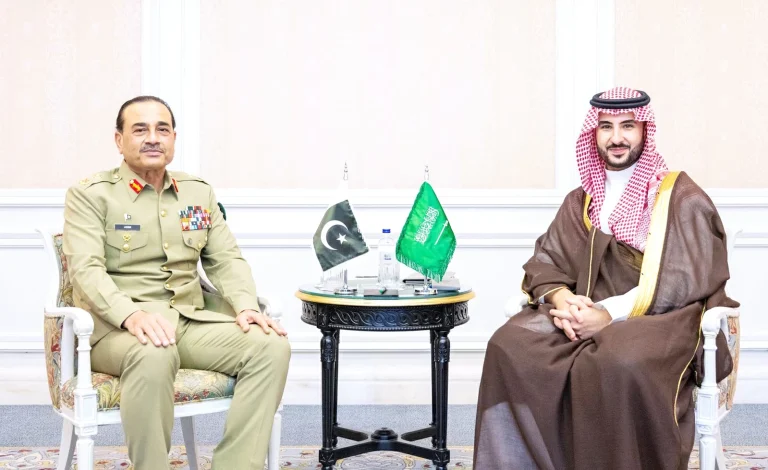 خالد بن سلمان يبحث التعاون الدفاعي مع قائد جيش باكستان خالد بن سلمان يبحث التعاون الدفاعي مع قائد جيش باكستان