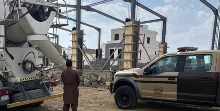 الأمن البيئي يضبط مقيماً لوث التربة بالخرسانة في عسير