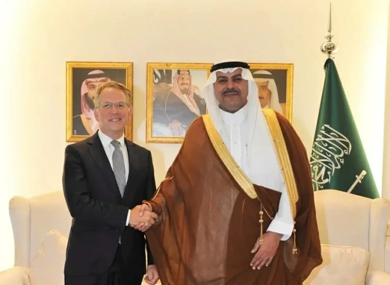 فهد بن عبدالرحمن الدوسري يلتقي السفير الفرنسي في بيروت فهد بن عبدالرحمن الدوسري يلتقي السفير الفرنسي في بيروت