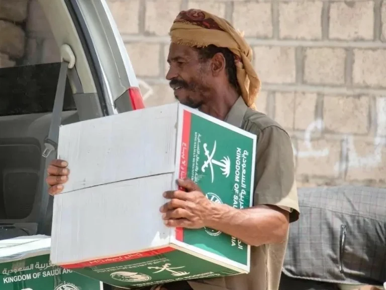 سلمان للإغاثة يوزع 3000 سلة غذائية في شبوة باليمن سلمان للإغاثة يوزع 3000 سلة غذائية في شبوة باليمن