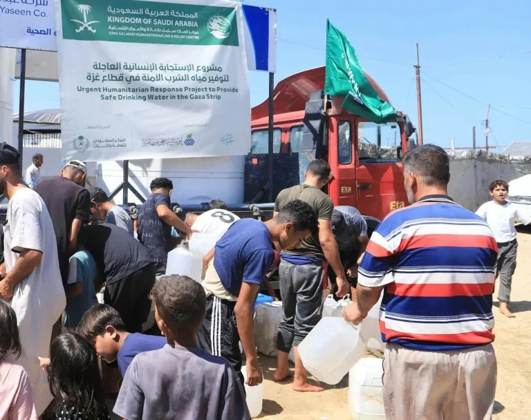 مركز الملك سلمان للإغاثة يضخ 500 ألف لتر مياه بغزة