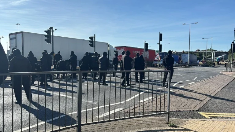 شل حركة المرور في ميناء دوفر البريطاني إثر احتجاجات لملثمين شل حركة المرور في ميناء دوفر البريطاني إثر احتجاجات لملثمين