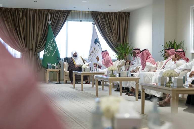 النائب العام يوجه بسرعة إنجاز طلبات المواطنين والمقيمين النائب العام يوجه بسرعة إنجاز طلبات المواطنين والمقيمين