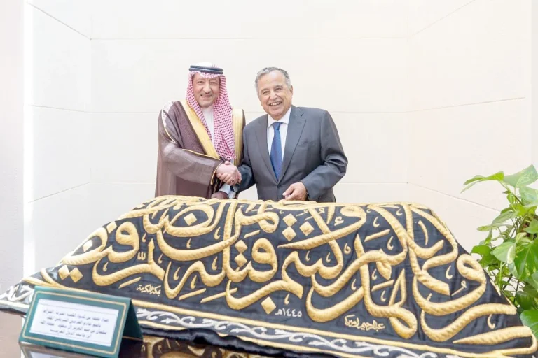 توجيه ملكي بتقديم قطعة من كسوة الكعبة هدية للجامعة العربية توجيه ملكي بتقديم قطعة من كسوة الكعبة هدية للجامعة العربية