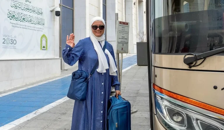 ضيوف خادم الحرمين يغادرون مكة بعد أداء مناسك العمرة
