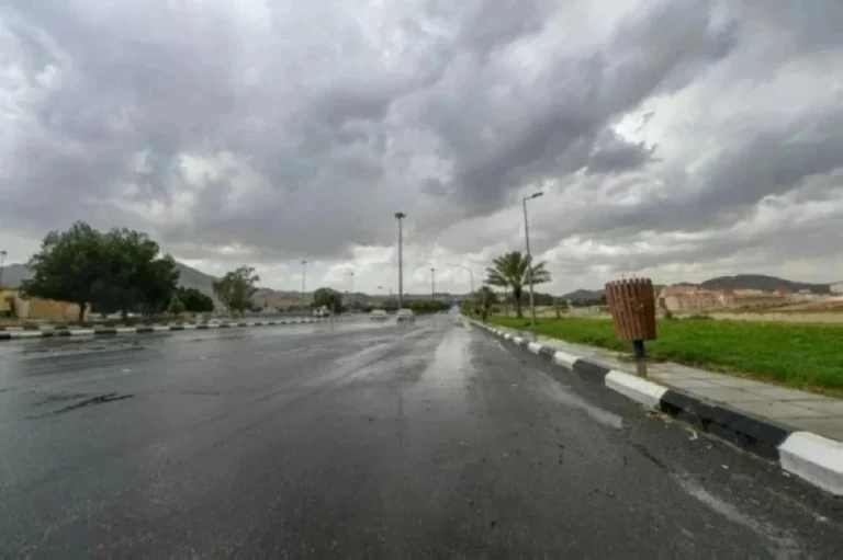 الأرصاد يرفع درجة الإنذار إلى الأحمر بسبب أمطار مكة