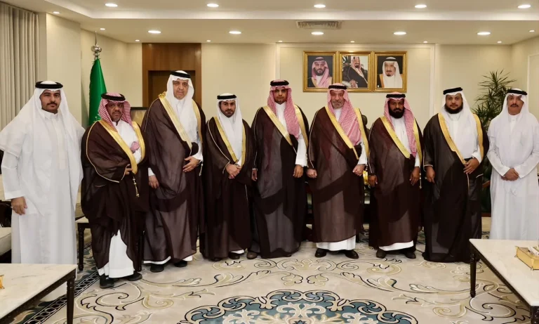 أمير نجران يلتقي عمد الأحياء ويؤكد دورهم في خدمة المجتمع أمير نجران يلتقي عمد الأحياء ويؤكد دورهم في خدمة المجتمع