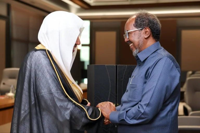 رئيس الصومال يستقبل أمين رابطة العالم الإسلامي رئيس الصومال يستقبل أمين رابطة العالم الإسلامي