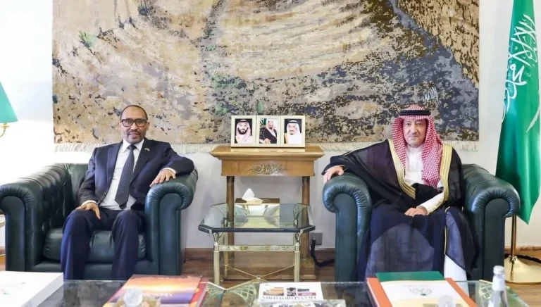 الخريجي يستقبل سفير إثيوبيا لدى السعودية بمناسبة انتهاء عمله
