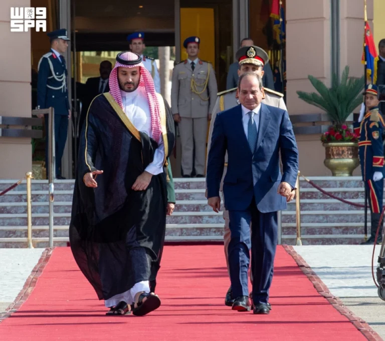 الأمير محمد بن سلمان يغادر القاهرة والسيسي في وداعه الأمير محمد بن سلمان يغادر القاهرة والسيسي في وداعه