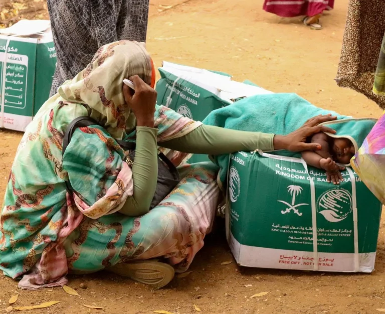 طفل سوداني يغفو على سلة مركز الملك سلمان للإغاثة طفل سوداني يغفو على سلة مركز الملك سلمان للإغاثة