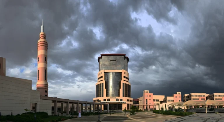 جامعة الملك خالد تقرر تحويل الدراسة عن بعد غداً