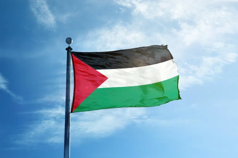 الرئاسة الفلسطينية تدين استهداف مكة المكرمة بمسيرة