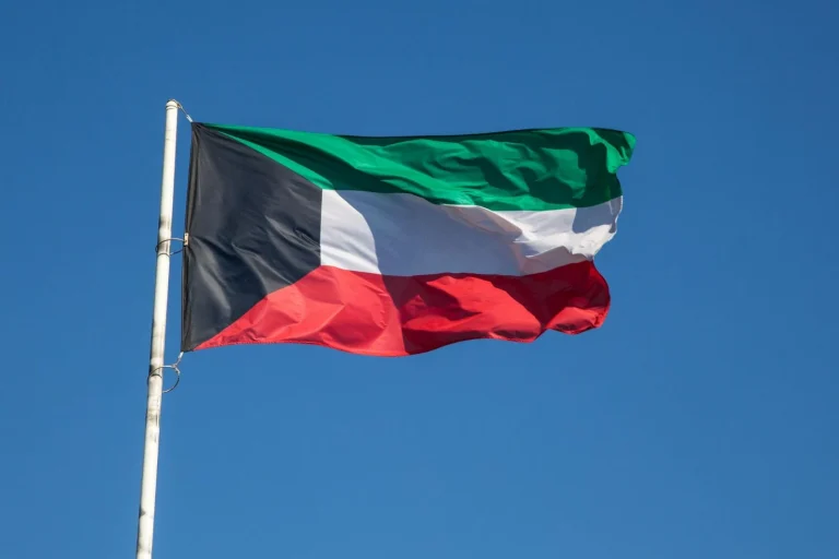 الكويت تدين محاولة استهداف مكة المكرمة بطائرة مسيرة الكويت تدين محاولة استهداف مكة المكرمة بطائرة مسيرة