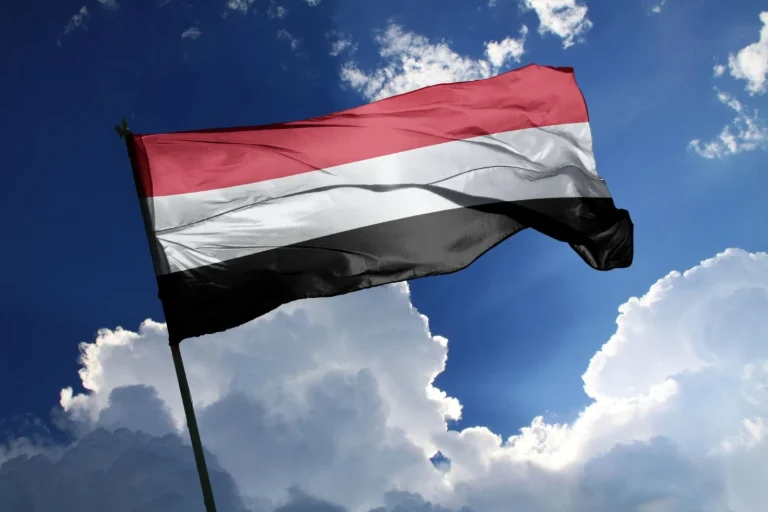 اليمن يدين محاولة الحوثيين استهداف مكة ويؤيد التحالف اليمن يدين محاولة الحوثيين استهداف مكة ويؤيد التحالف