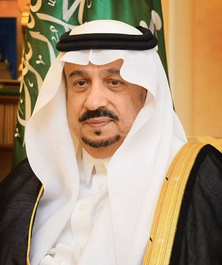 أمير الرياض يستعرض منجزات عدة جهات حكومية بقصر الحكم