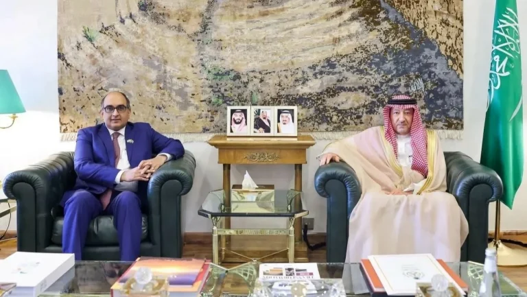 الخريجي يستقبل سفير جمهورية الهند المعين لدى المملكة الخريجي يستقبل سفير جمهورية الهند المعين لدى المملكة