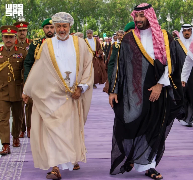 سلطان عمان يصل إلى جدة وولي العهد في مقدمة مستقبليه