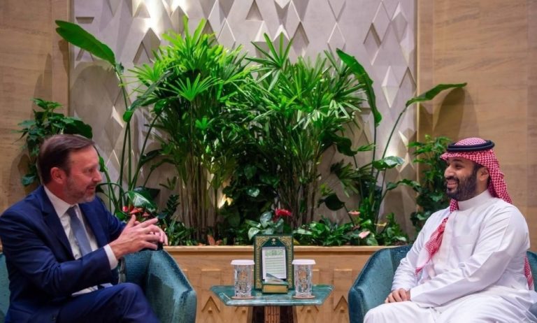 محمد بن سلمان يبحث العلاقات المشتركة مع السيناتور كريس مورفي محمد بن سلمان يبحث العلاقات المشتركة مع السيناتور كريس مورفي
