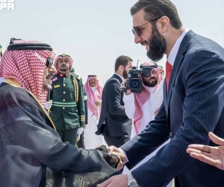 الرئيس السوري يصل إلى الرياض وكان في استقباله أمير المنطقة الرئيس السوري يصل إلى الرياض وكان في استقباله أمير المنطقة
