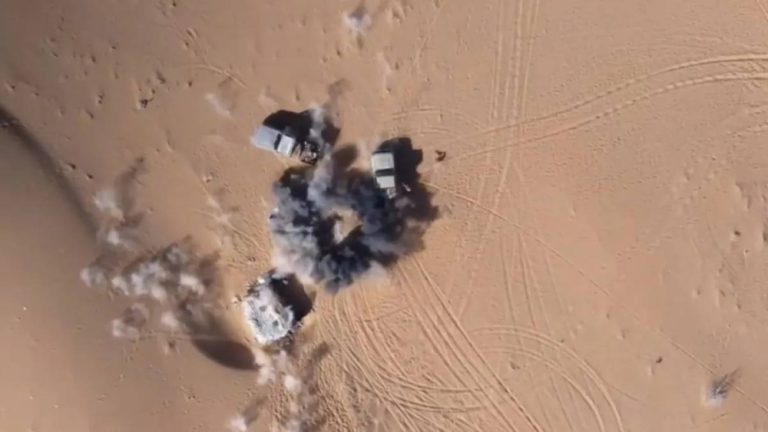السفير السعودي يعلن تطهير ممر باب المندب بالكامل