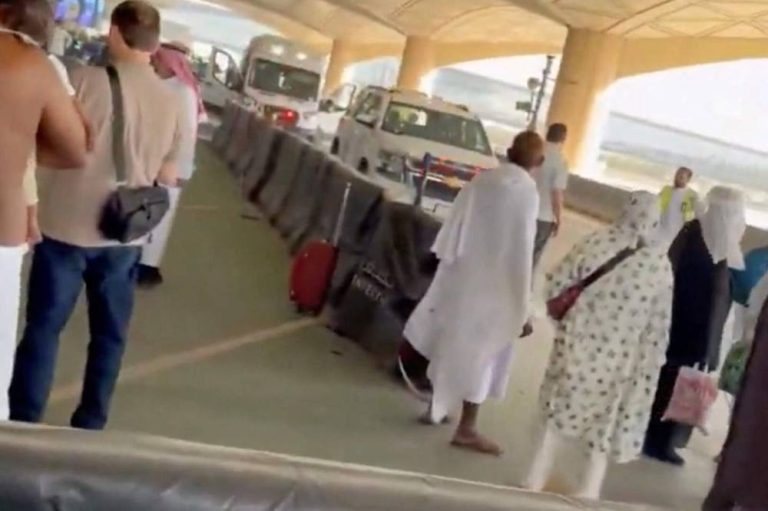 إصابة مواطن أيرلندي في هجوم على مطار الملك خالد الدولي إصابة مواطن أيرلندي في هجوم على مطار الملك خالد الدولي