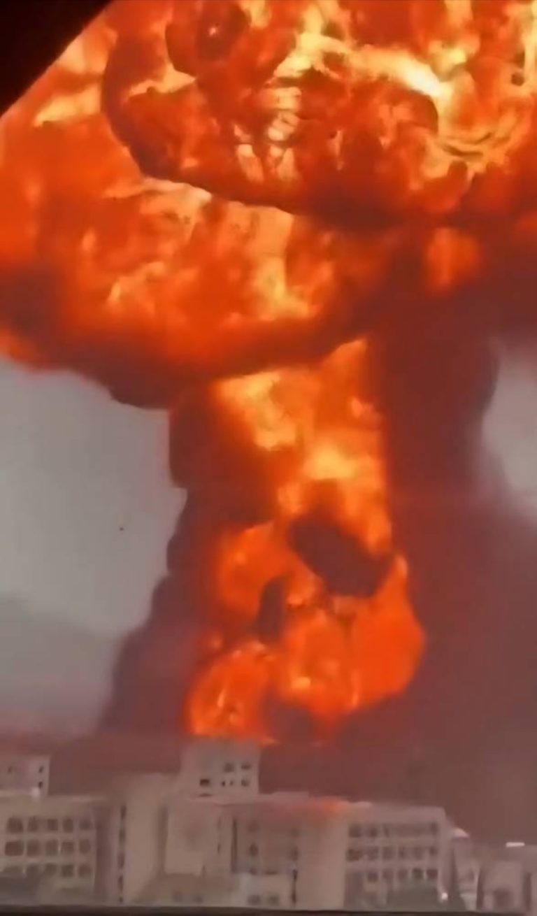 العليمي يؤكد استمرار عملية فجر اليمن بالتزامن مع غارات بصنعاء العليمي يؤكد استمرار عملية فجر اليمن بالتزامن مع غارات بصنعاء