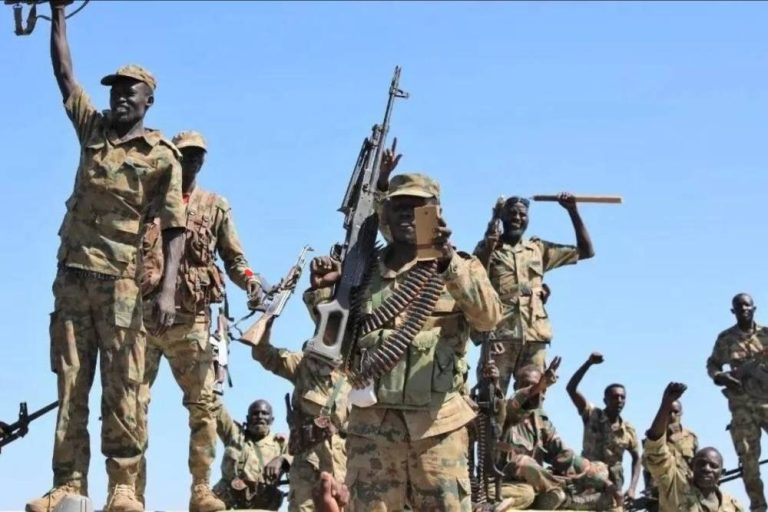 الجيش السوداني يكثف ضرباته ويقطع إمدادات الدعم السريع الجيش السوداني يكثف ضرباته ويقطع إمدادات الدعم السريع