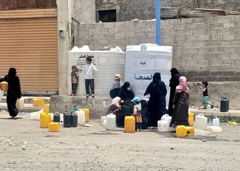 تفاقم حصار تعز يهدد حياة أكثر من 4 ملايين مدني تفاقم حصار تعز يهدد حياة أكثر من 4 ملايين مدني