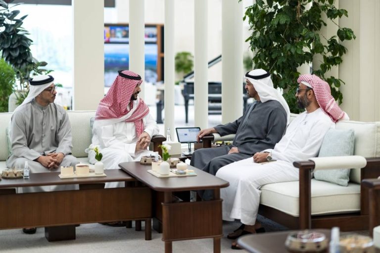 محمد بن زايد يبحث مع وزير الدفاع التطورات الإقليمية محمد بن زايد يبحث مع وزير الدفاع التطورات الإقليمية