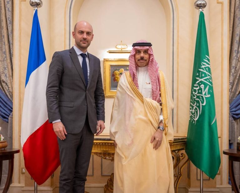 فيصل بن فرحان يبحث مع نظيره الفرنسي أمن الممرات المائية