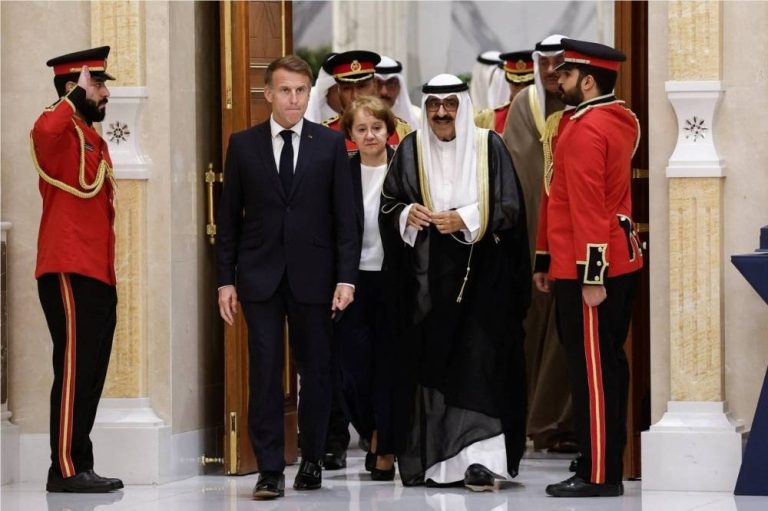 ماكرون في الكويت يوقع 8 اتفاقيات وسط احتجاجات فرنسا ماكرون في الكويت يوقع 8 اتفاقيات وسط احتجاجات فرنسا