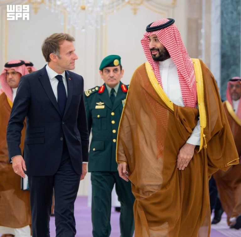 محمد بن سلمان يستقبل الرئيس الفرنسي إيمانويل ماكرون