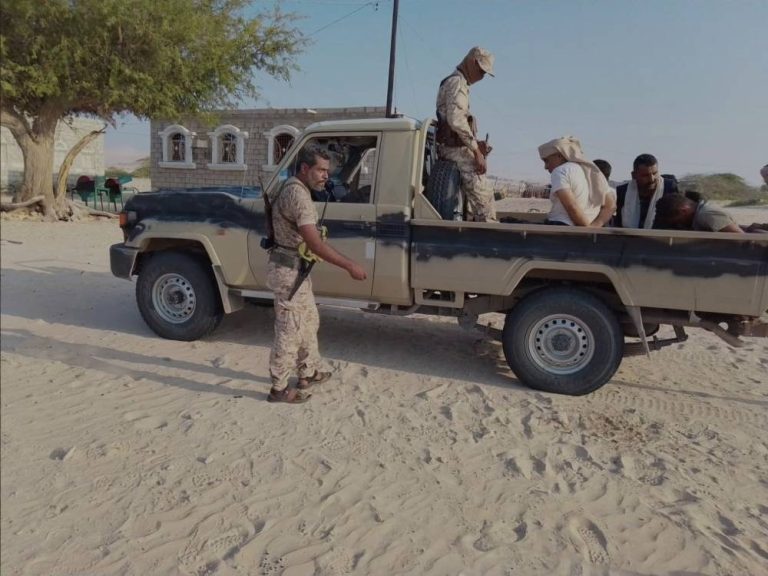 ضبط 13 متهمًا في عملية تهريب الأسلحة للحوثيين بشبوة