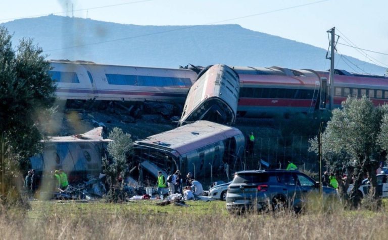 تصادم قطارين في إسبانيا يوقع 64 قتيلاً و159 جريحاً