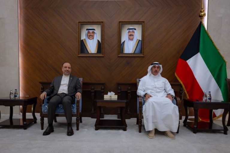 الكويت تعلن استدعاء السفير الإيراني وتسليمه مذكرة احتجاج الكويت تعلن استدعاء السفير الإيراني وتسليمه مذكرة احتجاج