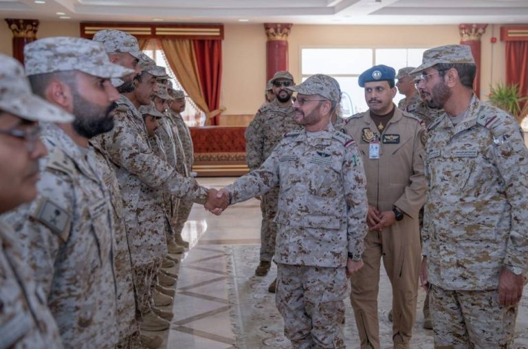 فياض الرويلي يتفقد الوحدات العسكرية بالمنطقة الجنوبية