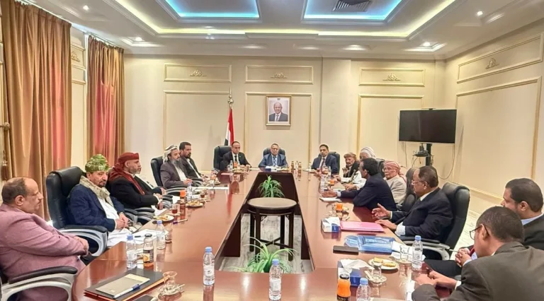 مجلس الشورى اليمني يدين الهجوم على مطار الملك خالد