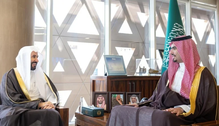 راكان بن سلمان يستقبل وزير العدل واستعراض الخدمات بالدرعية