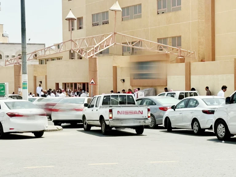 مطالبات بإعادة تأهيل المظلات المدرسية لحماية الطلاب