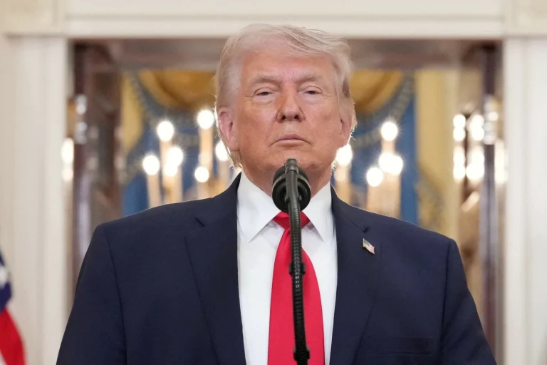 ترمب يهدد إيران بضربة قاسية والبيت الأبيض ينفي الحسم ترمب يهدد إيران بضربة قاسية والبيت الأبيض ينفي الحسم