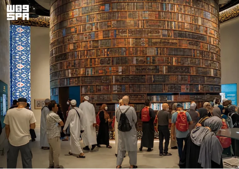 متحف القرآن الكريم بمكة يعرض مخطوط قرآني بخط الثلث