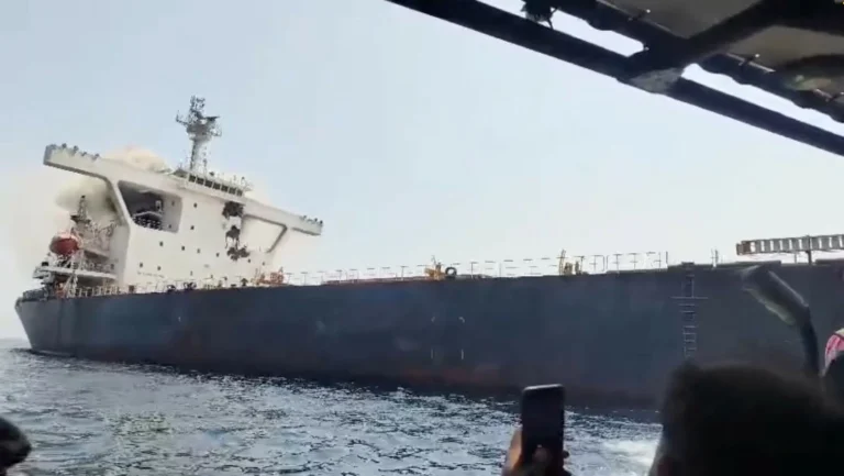 غرق سفينة سنغافورية قرب مضيق هرمز وإجلاء طاقمها