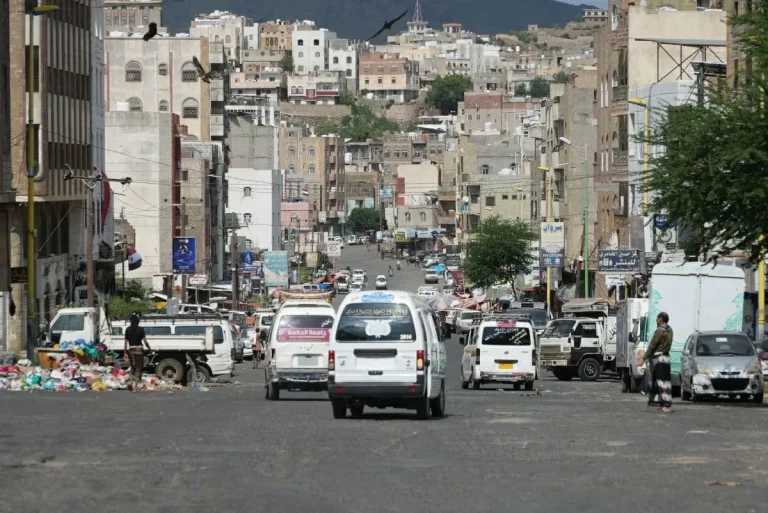 سفير الاتحاد الأوروبي يطالب بالإنهاء الفوري لـ حصار تعز