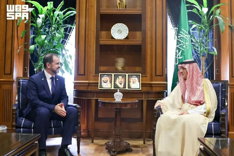 عادل الجبير يبحث القضايا المشتركة مع سفير إيرلندا عادل الجبير يبحث القضايا المشتركة مع سفير إيرلندا