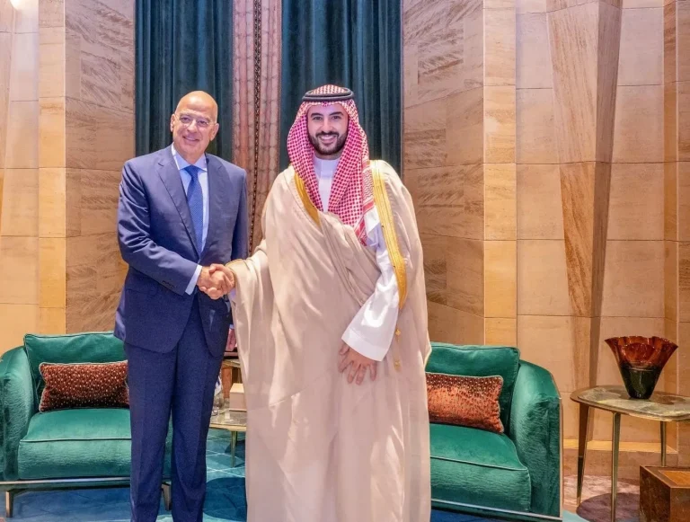 وزير الدفاع يبحث تعزيز الشراكة الدفاعية مع نظيره اليوناني