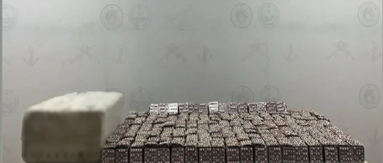 إحباط تهريب 71 ألف قرص خاضع للتداول الطبي بجازان إحباط تهريب 71 ألف قرص خاضع للتداول الطبي بجازان